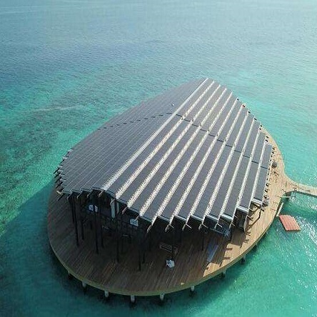 Солнечные панели на крыше Мальдивских островов Солнечный курорт завершен и открыт